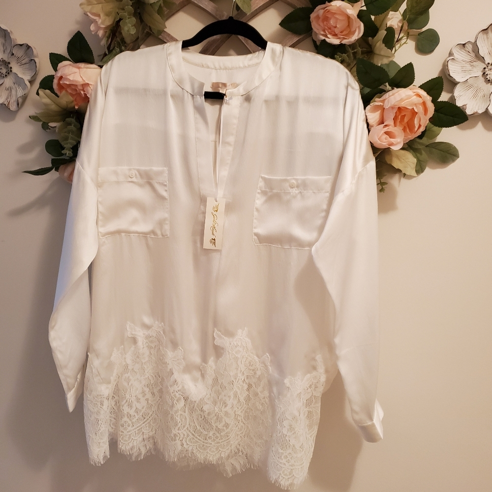 Gold Hawk. NWT white lace top